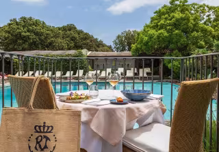 La piscine vue depuis le restaurant