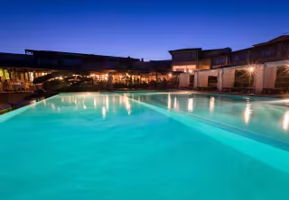 La piscine extérieure vue nocturne