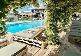 La terrasse de la piscine extérieure 