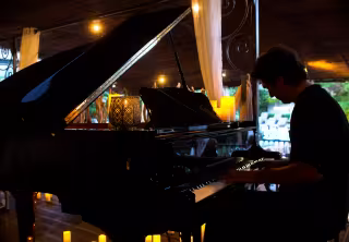 Pianiste pendant une soirée chandelles