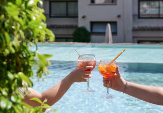 2 personnes trinquent devant la piscine