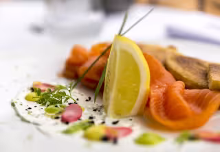 Assiette : Légumes en sauce et citron