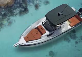 Le bateau Rick 280 de l’hôtel vu du ciel, sur une eau turquoise