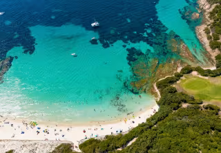 Vue aérienne de la plage du Grand Sperone, à l’extrême sud de la Corse