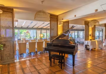 Salle intérieure avec piano à queue