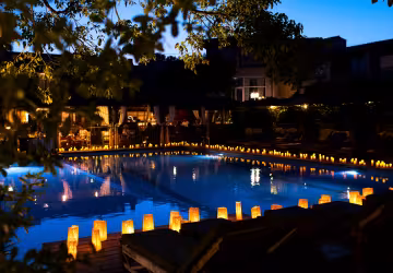 Piscine entourée de chandelles