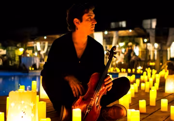 Violoniste au milieu de chandelles