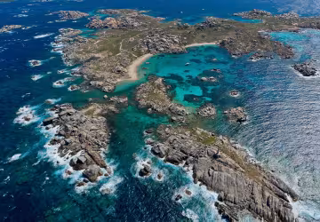 Vue aérienne des îles Lavezzi et de leurs criques turquoise