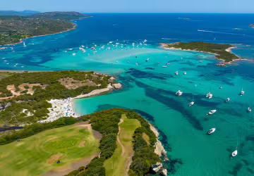 Bateaux au mouillage dans les eaux turquoise de Piantarella, à l’extrême sud de la Corse