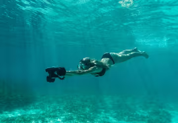 Plongée avec un scooter sous-marin Jobe dans une eau turquoise