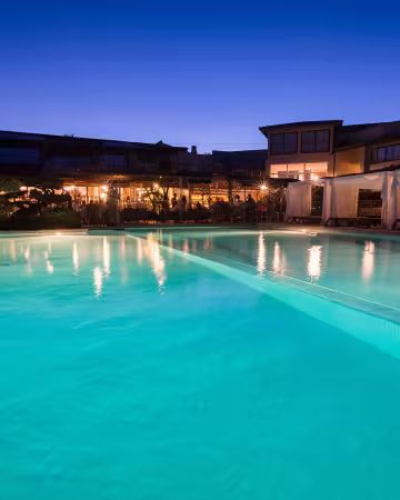 La piscine extérieure vue nocturne