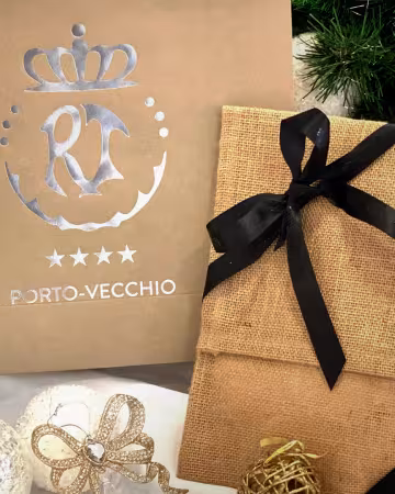 Coffret et sac cadeau aux couleurs de l'Hôtel Le Roi Théodore