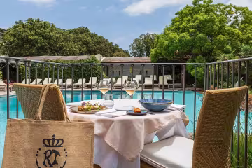 La piscine vue depuis le restaurant