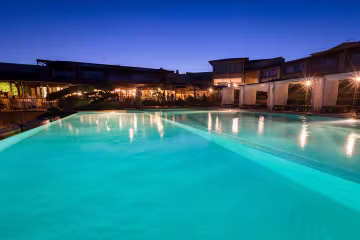 La piscine extérieure vue nocturne