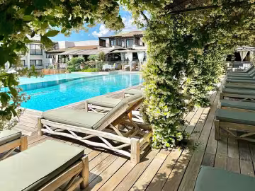 La terrasse de la piscine extérieure 