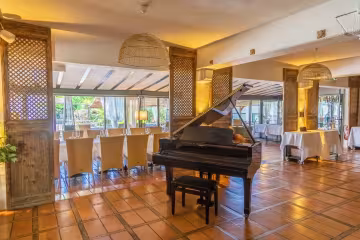 Salle intérieure avec piano à queue