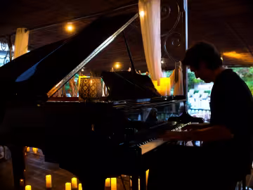 Pianiste pendant une soirée chandelles