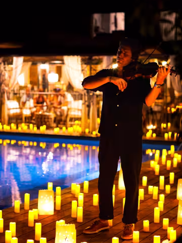 Violoniste au milieu de chandelles
