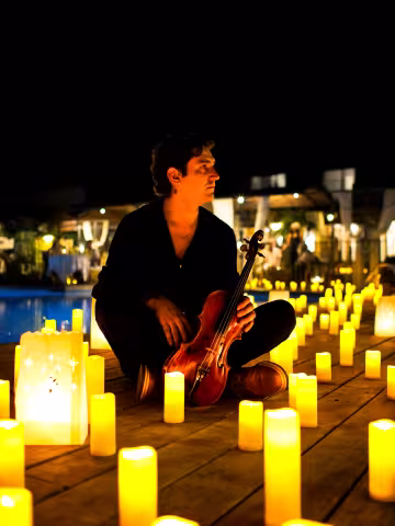 Violoniste au milieu de chandelles
