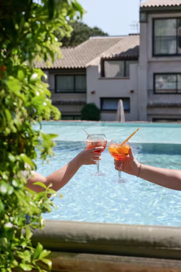 2 personnes trinquent devant la piscine