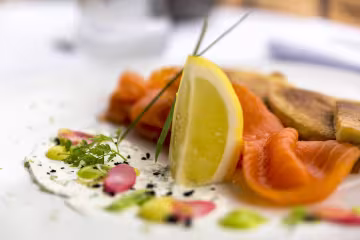 Assiette : Légumes en sauce et citron