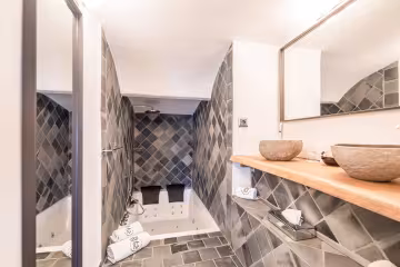 Jacuzzi dans une suite