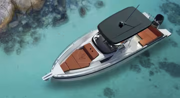 Le bateau Rick 280 de l’hôtel vu du ciel, sur une eau turquoise