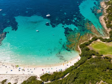 Vue aérienne de la plage du Grand Sperone, à l’extrême sud de la Corse