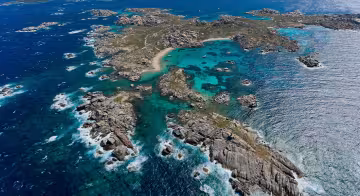 Vue aérienne des îles Lavezzi et de leurs criques turquoise
