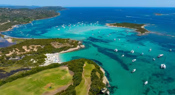 Bateaux au mouillage dans les eaux turquoise de Piantarella, à l’extrême sud de la Corse