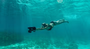 Plongée avec un scooter sous-marin Jobe dans une eau turquoise